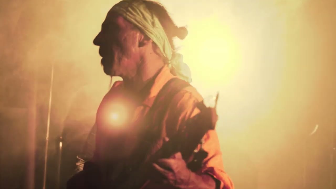 Frame from the Angéle de la Barthe video: a profile in backlight, with a green headscarf. It is not a portrait of Vittorio Russo.
